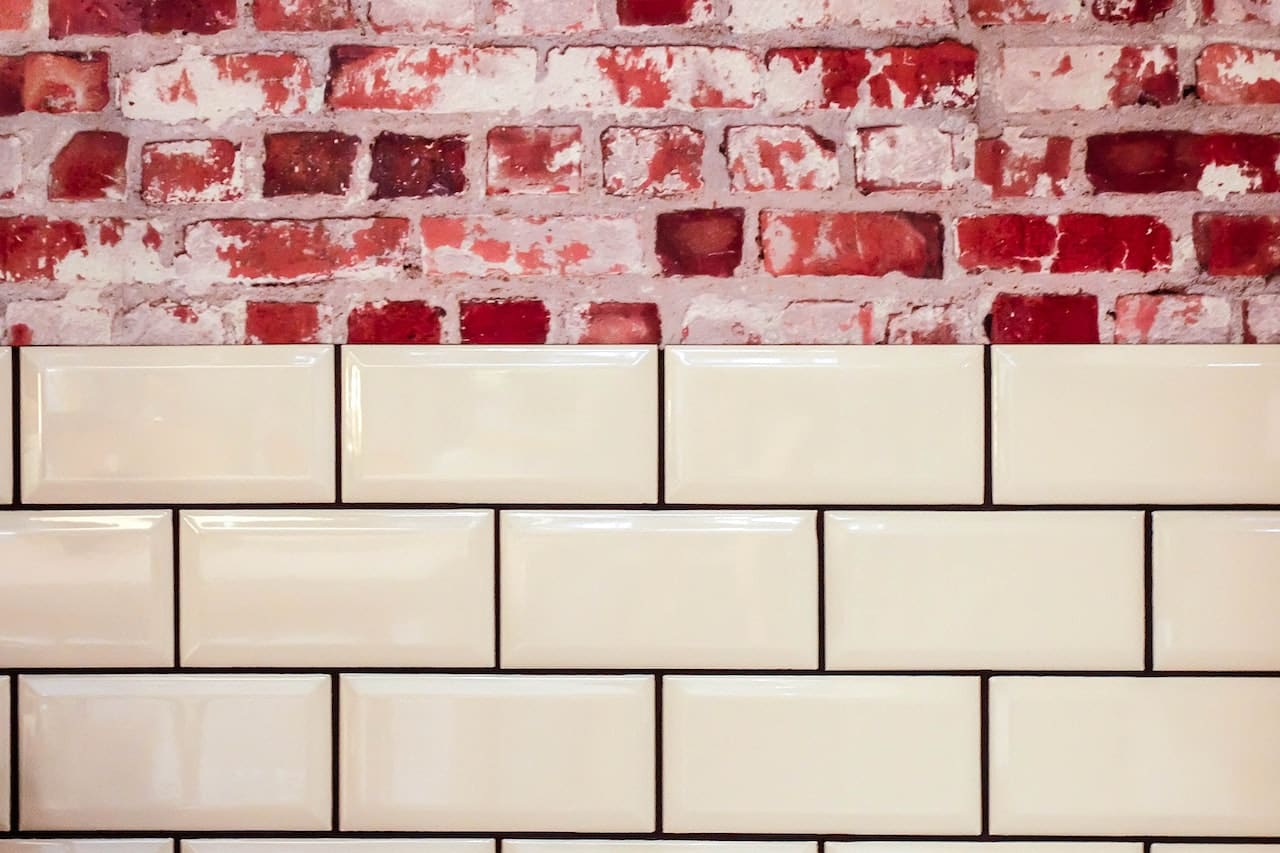 Cómo pintar los azulejos de baños y cocina: Una transformación creativa